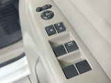 【電動格納ミラー】サイドミラーは電動格納式となっており、狭い駐車場でもキズがつくリスクを抑えられます。