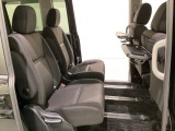運転席・助手席の背もたれには、2列目シート用にカップホルダー付きの「格納式のシートバックテーブル」を装備しています。休憩時のちょっとした時間などカップを置いたり、小物置きに使えて便利です。