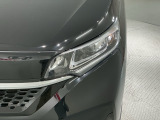 LEDヘッドライトは、点灯の瞬間から最大光量を発揮し、突然暗くなるトンネルなどでの安定感を高めます。