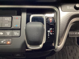 「e:HEV」搭載車です。日常シーンのほとんどをモーターで走行し、高速クルージングなどモーターよりもエンジンの方が効率が良い領域はエンジンで走行、あらゆる領域で優れた燃費走行を実現します。