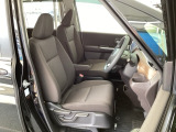 フロント広々、セパレートシートの運転席は、ハイトアジャスターが付いているので、快適にドライブができます。ハンドルはテレスコピック機能で、ハンドル位置を上・下・手前・奥に調節できます。