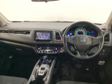 車内は光触媒抗菌消臭施工済です。インパネ周りはスタイリッシュなデザインです。グローブボックスやカップホルダーのほかにトレーなどたくさんの収納スペースが付いています。