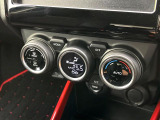 【オートエアコン】一度お好みの温度に設定すれば、車内の温度を検知し風量や温度を自動で調整。暑い&hellip;寒い&hellip;と何度もスイッチ操作をする必要はありません。快適な車内空間には必須の機能ですね♪