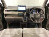 車内は光触媒抗菌消臭施工済です。インパネ周りはスタイリッシュなデザインで機能や装備も充実しています。グローブボックスやカップホルダーのほかにトレーなどたくさんの収納スペースが付いています。