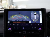 パノラミックビューモニター付きです。車両を上から見たような映像をディスプレイオーディオ画面に表示。運転席からの目視だけでは見にくい、車両周辺の状況をリアルタイムでしっかり確認できます。