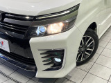 【LEDヘッドライト】悪天候や夜間走行時も良好な視界を確保し安心して運転できる高輝度LEDヘッドライトを装備!点灯速度が早く、消費電力も抑えられています。