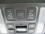 電動スライドドアのスイッチです。車内からもスイッチひとつでラクにドアの開閉できますよ♪バックドアも電動で開閉出来ます!
