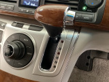 5速AT車のセレクトレバーです。低速から高速までスムーズな走りを実現するとともに、エンジン効率のよい領域を維持することで燃費にも貢献します。