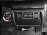 ボタンでエンジン始動が可能な、プッシュスタート機能搭載!もしもの時の、盗難警報装置イモビライザーも同時に装備されております! キーレスのボタン、もしくは、ドアハンドルのスイッチセンサーで開閉可能です!