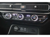 フルオートエアコンが装備されています!お好みの温度設定をするだけでエアコンの風量やモードの切り替えを自動でコントロールしてくれます!ユーザーの操作が少なく燃費走行にもつながります!