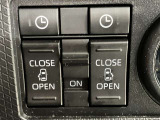 両側パワースライドドアを採用しており、運転席から簡単に開閉操作が可能です。駐車場や狭い場所でも扱いやすく、乗車時・降車時の負担を軽減します。