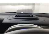 カラーヘッドアップディスプレイ付き。少ない視線移動で情報を確認できるので、運転の疲労軽減に繋がりますよ♪