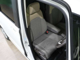 程よい硬さとホールド性が高いシートで長時間運転も快適です。