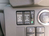 両側電動スライドドアを装備しています。狭い駐車場でも安全に開閉でき、さらに間口が広く乗り降りもし易いですよ。