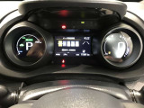 とっても見やすいメーターです。夜間時はラグジュアリーな気分にさせてくれる照明が魅力ですので、夜のドライブも楽しみになりますよ♪