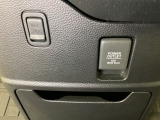 アクセサリーソケットはUSBのアダプターなどをつければ、スマホの充電にも使えます。周辺には物が置けるボックスがついています。