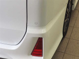 《インテリジェンスクリアランスソナー》駐車時など、低速走行時における衝突を緩和(ブレーキとアクセルを踏み間違えても、自動(被害軽減)ブレーキをかける装置です。
