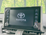 【メーカー純正8型ナビ】インテリアに溶け込むスタイリッシュな「専用設計」メーカーナビを装備♪視認性や操作性など基本性能にも優れ、より上質なカーライフをお楽しみいただけます。