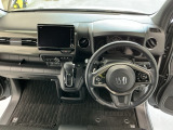 【前方視界】開放的な前方視界!運転がしやすく疲れにくいです♪窓が大きく、見通しがとっても良いおクルマですよ♪