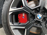 Mスポーツ・ブレーキ! Mのロゴがあしらわれた赤色のMスポーツ・ブレーキはダイナミックなパフォーマンスに相応しい、優れた制動力を発揮します。