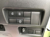 【両側電動スライドドア】狭い場所でもドアを全開にでき、チャイルドロックを使っても運転席のスイッチを操作するだけでドアの開け閉めが可能です。小さなお子様でもボタン一つでスライドドアの開閉可能です。