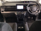 車内は光触媒抗菌消臭施工済です。スタイリッシュなデザインでスポーティなインパネ周りを演出します。グローブボックスやカップホルダーのほかにトレーなどたくさんの収納スペースが付いています。