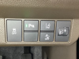 ハンドルの右側にはヘットライトリベライザーとHondaセンシング用のメインスイッチがついています。ヘッドライトリベライザーは道路状況や積荷の加重に応じてライトの高さを調節できます。