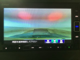 【バックカメラ】運転が苦手な方も車庫入れラクラクです!ギアをリバースに入れれば自動的に切り換わりますので、面倒な操作は不要です♪狭い駐車場もお車を傷つけず安心ですね!