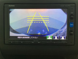 バックでの車庫入れも安心です! リアカメラが付いているバックモニター付のナビを装備しております。操作線もついており距離感も画面から確認できます。