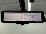 【スマートルームミラー】後部座席の人や荷物や天候の影響を受けず、いつでもクリアな後方視界が確保できます。
