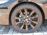 18インチ純正アルミホイールを装備。タイヤサイズは215/45R18となります。