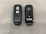 スマートキーを装備しています。鍵を差し込むことなくドアロックの開け閉めと、スタートボタン操作でのエンジンスタートができます。スペアキーも同じものを用意しております。