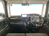【前方視界】開放的な前方視界!運転がしやすく疲れにくいです♪窓が大きく、見通しがとっても良いおクルマですよ♪