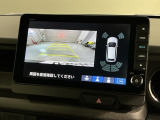 リバースギアに入れるだけで後方の表示へ切り替わります。夜間や雨の日の駐車も楽になりますよ。
