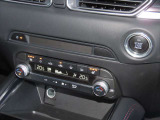 オートエアコン 自動車室内の希望温度を設定すると、自動的にヒーターやクーラーの温度調整や風量調整などを行ってくれる快適装備です!冬場に嬉しいシートヒーターも装着されています★☆★☆
