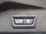 電動リアゲート装備です。バンパー下でのキックスイッチも装備されております。