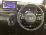 【ハンドル】運転にかかわる様々な操作を安全に行えるように視点移動が少なく操作性に配慮されたスイッチ類が凝縮されたコックピットです。