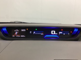 デジタル表示のスピードメーターとタコメーターを大きく配した見やすいメーター部になっています。左側のインフォメーション画面でオドメーターや燃費などの情報を確認できます。