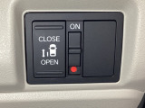 左側電動スライドドアは運転席からでも操作ができるように、ハンドル付近に開閉の操作スイッチが付いています。
