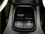 電動パーキングブレーキを搭載。スイッチ操作でパーキングブレーキを作動・解除することができるので操作の力が不要です。