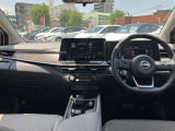 すっきりした運転席周りにはナビやエアコンの操作パネルを設置しておりますので、お一人での運転でもご安心できます。