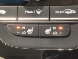 運転席と助手席にはシートヒーターが付いています☆寒い時期に腰周りを温めてくれるので体全体が温まりやすいのは勿論、暖房と違い顔に風が当たらないので、乾燥肌やドライアイの方でも大丈夫☆