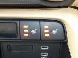 【シートヒーター】座面と背もたれをすばやく温め、寒い時期にも快適な運転環境を提供します。ゆったりと乗り心地の良い運転席です。長距離でもしっかりサポートしてくれます。