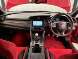 使いやすいレイアウトのダッシュボード周辺です。オートエアコンや小物入れなど嬉しい装備が満載です。