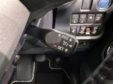 クルーズコントロール機能が付いています。 速度を設定するとアクセルを踏まなくても一定の速度で走ることができます。  高速道路ではとても便利な装置なんです。