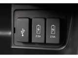 USB入力に対応するとともに、携帯端末の充電が可能な給電用端子を備えています。