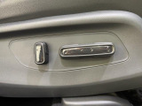【電動パワーシート】スイッチひとつでシート位置を無段階に微調整可能。ご自身の体型に合わせた最適なドライビングポジションがミリ単位でピタッと決まります。