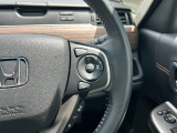 予め設定した速度で定速走行。先行車に近づいたら、システムが先行車との距離や速度差を測定し、自動的に加減速。適切な車間距離を維持しながら追従走行します。