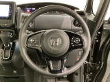 ハンドルにHondaセンシング系のクルーズコントロールやレーンキープアシストなどのスイッチと、オーディオの操作スイッチが装備されています。ハンドルから手を離さず安全に操作できます。