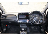 操作性に優れた運転席となります!小物入れや各ボタンの配置にこだわり、使いやすいです!座り心地もよく視認性も良好なのでロングドライブもお任せ下さい!